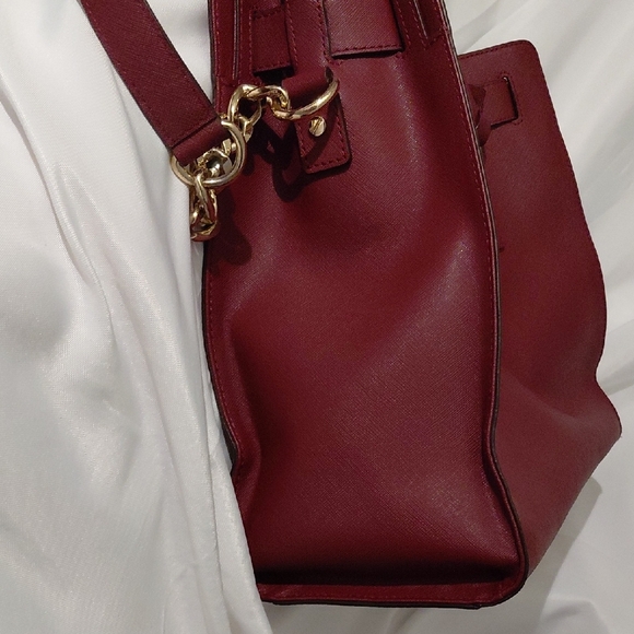 Michael Kors Hamilton Extra Large Tote - Picture 12 of 12